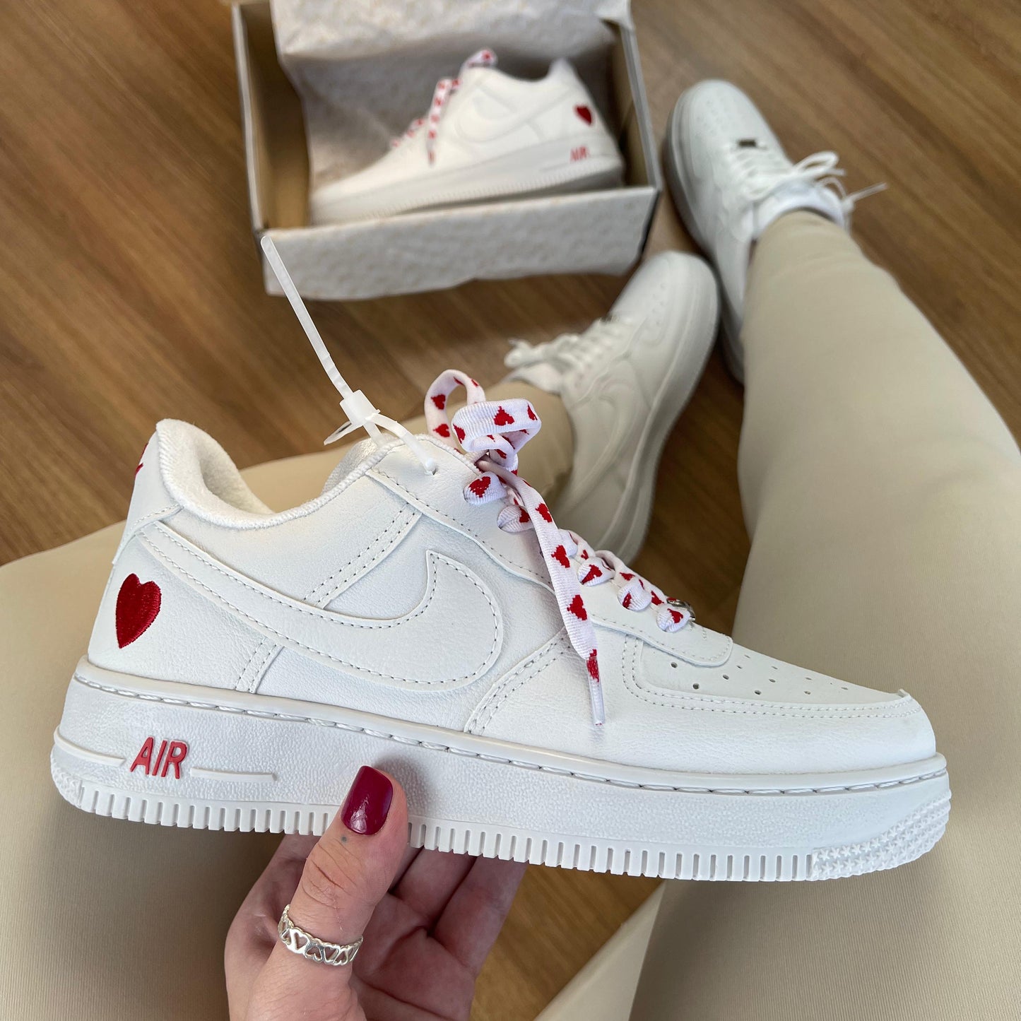 Tênis Nike Air Force Branco Coração 💖 – Estilo Único e Confortável