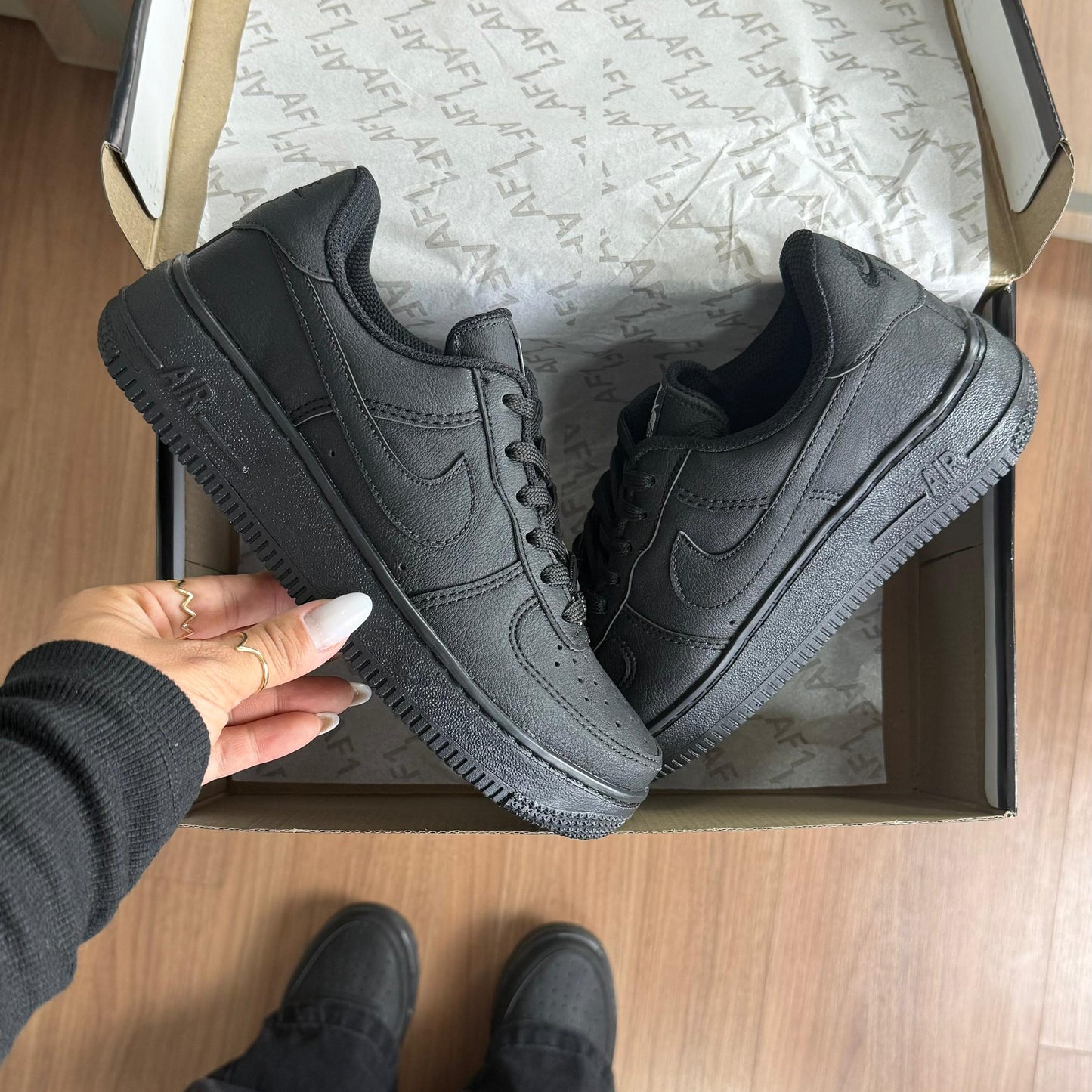 Tênis Nike Air Force 1 Preto – Design Clássico e Confortável