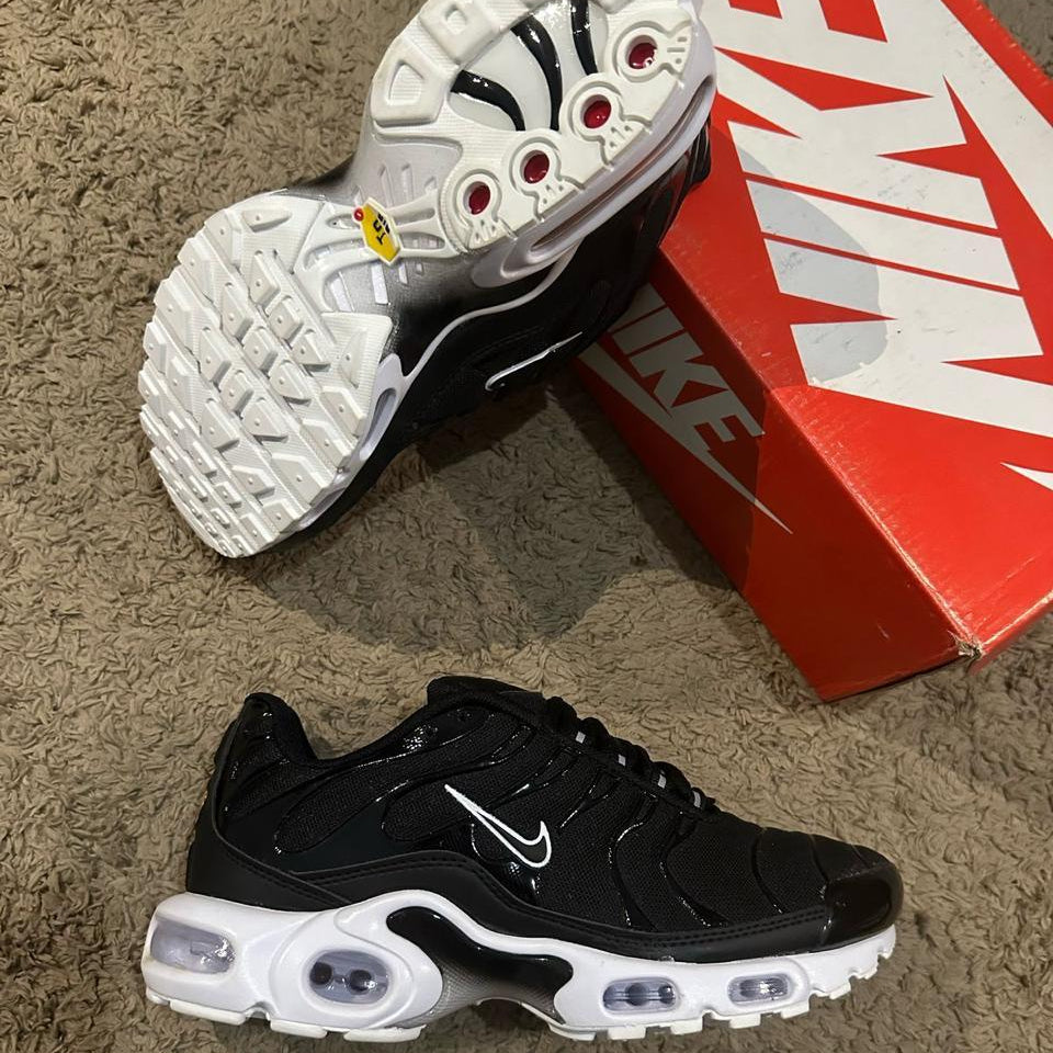 Tênis Nike TN Preto e Branco – Conforto e Estilo Urbano