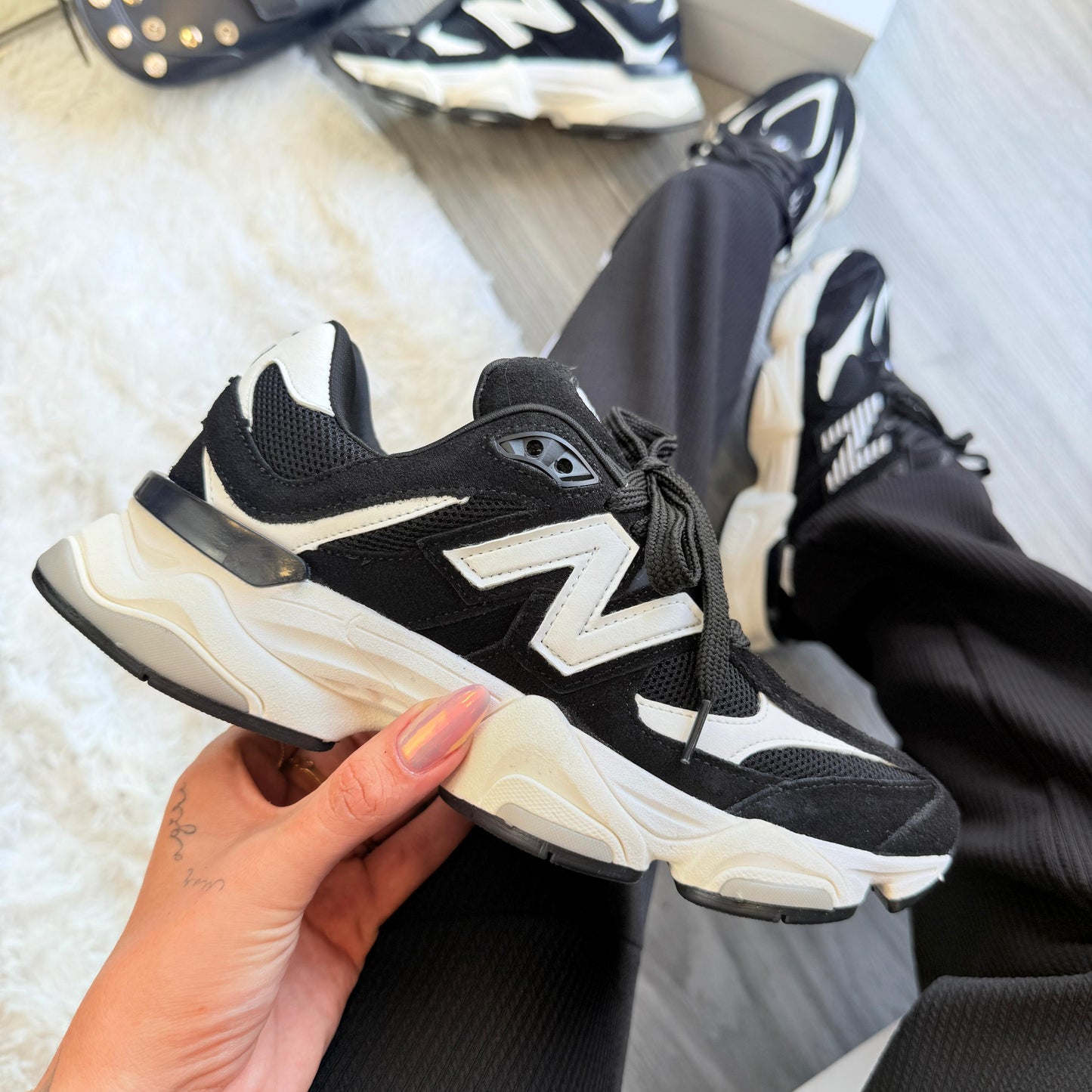 Tênis New Balance 9060 Preto e Branco – Estilo Urbano e Design Exclusivo