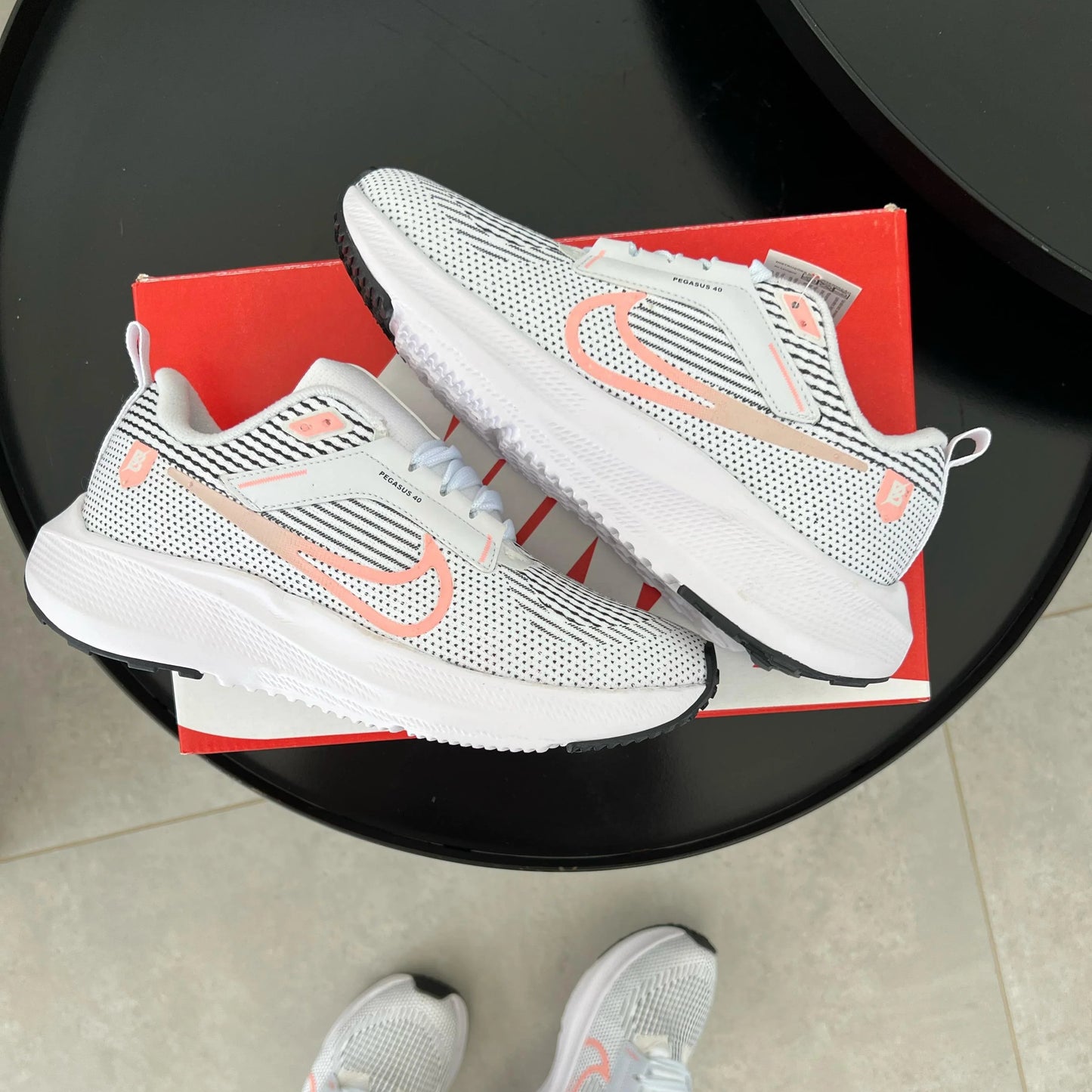 Tênis Nike Pegasus 40 Branco e Rosa – Amortecimento e Design Moderno