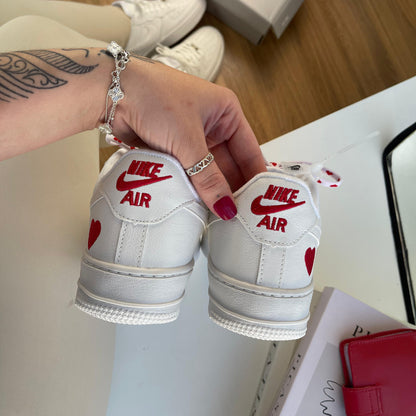 Tênis Nike Air Force Branco Coração 💖 – Estilo Único e Confortável