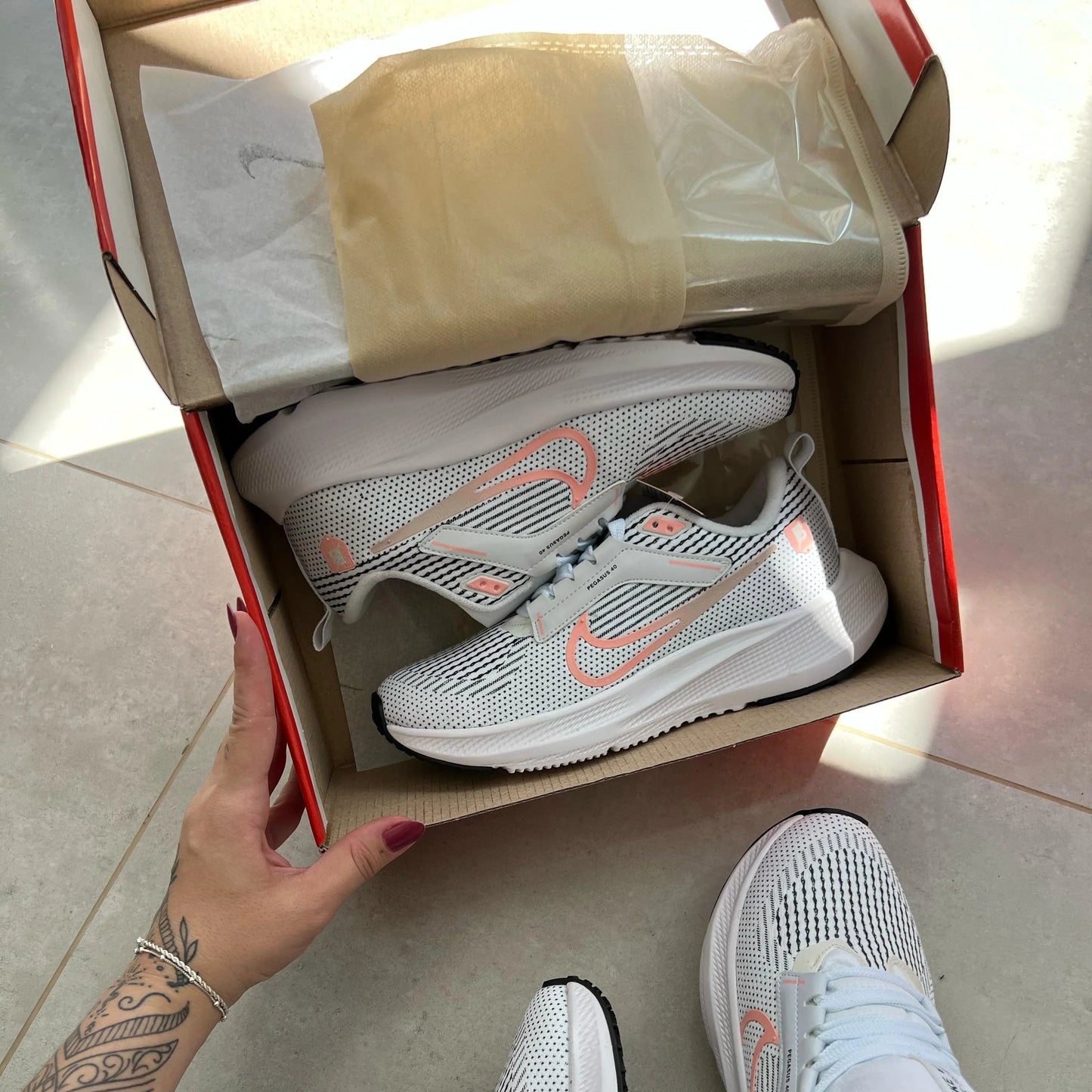 Tênis Nike Pegasus 40 Branco e Rosa – Amortecimento e Design Moderno