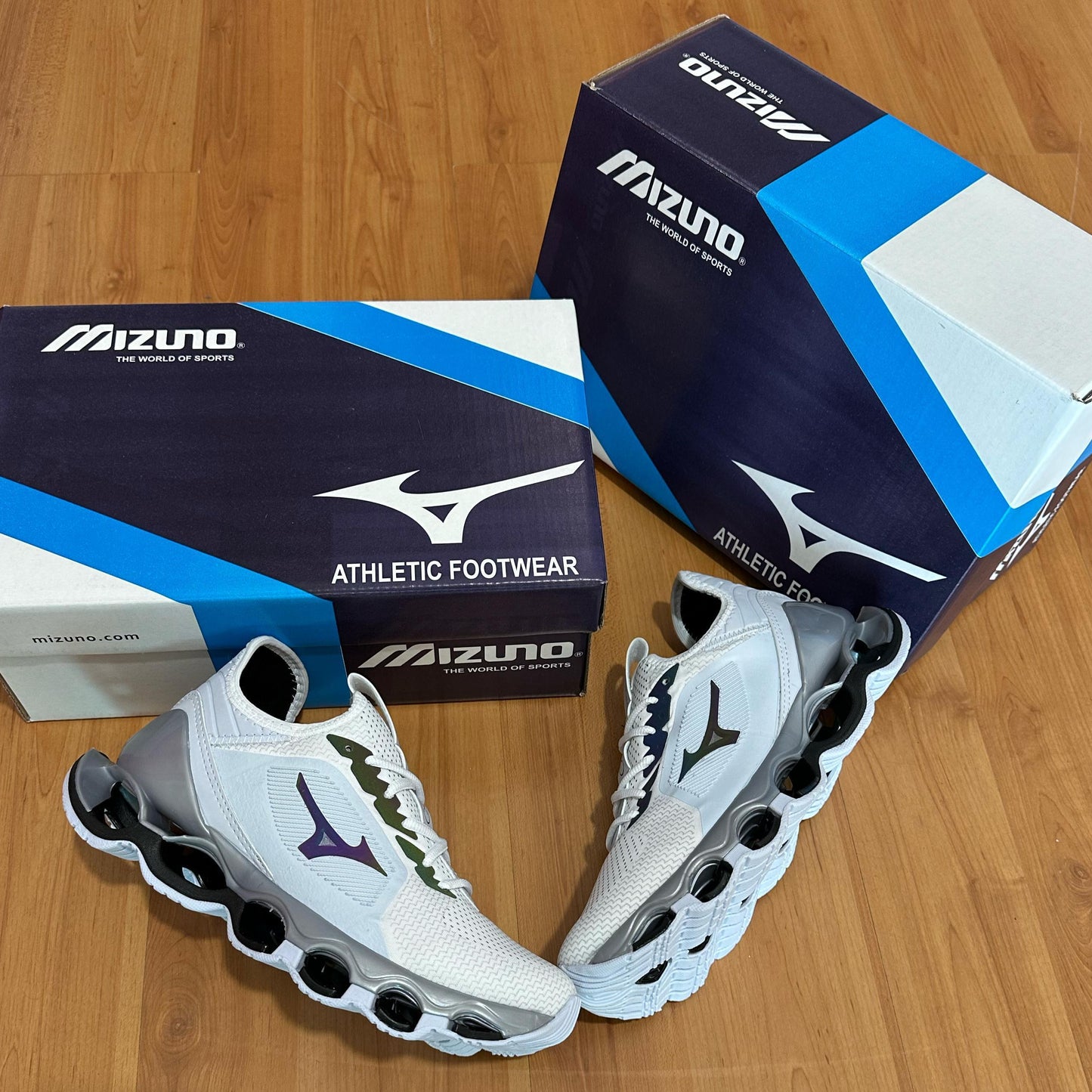 Tênis Mizuno WK Refletivo Branco – Design Moderno com Toque Premium