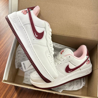 Tênis Nike Air Force Branco e Vinho 💖 – Estilo Único e Confortável