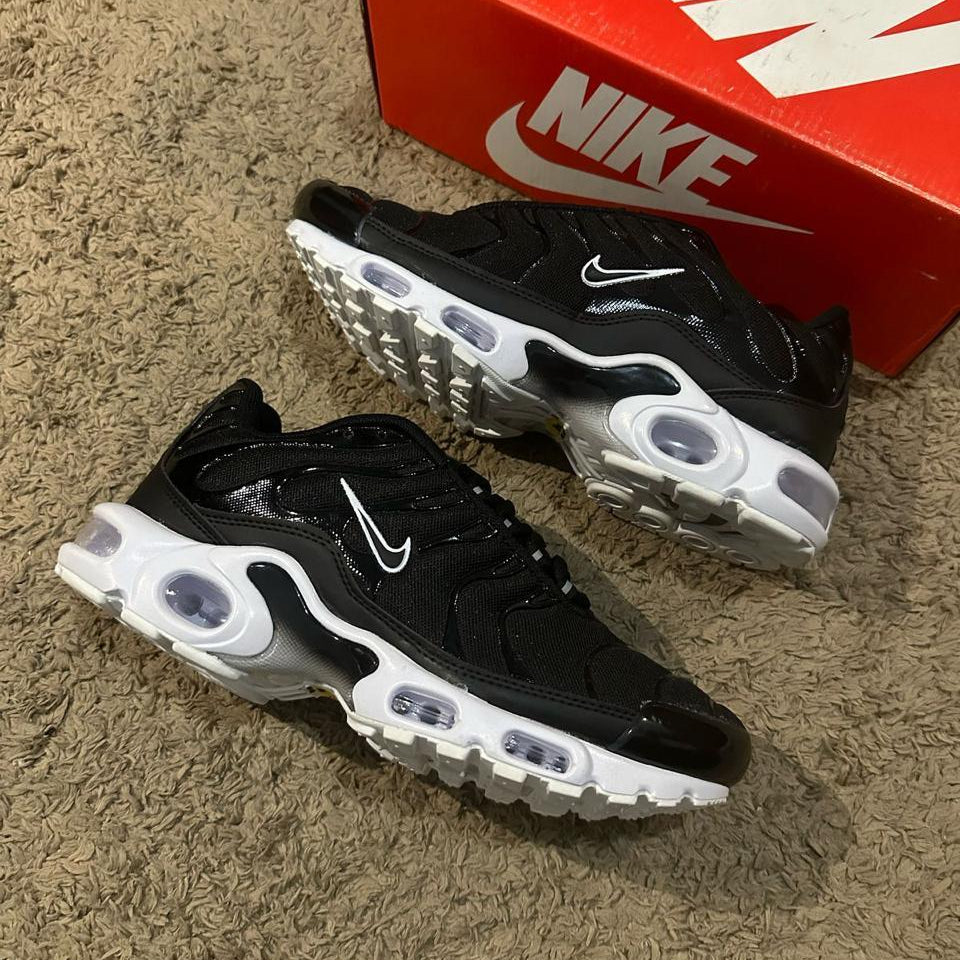 Tênis Nike TN Preto e Branco – Conforto e Estilo Urbano