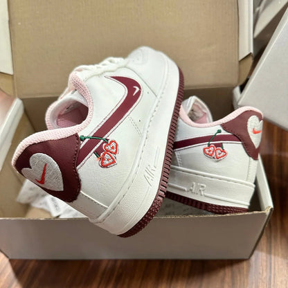 Tênis Nike Air Force Branco e Vinho 💖 – Estilo Único e Confortável